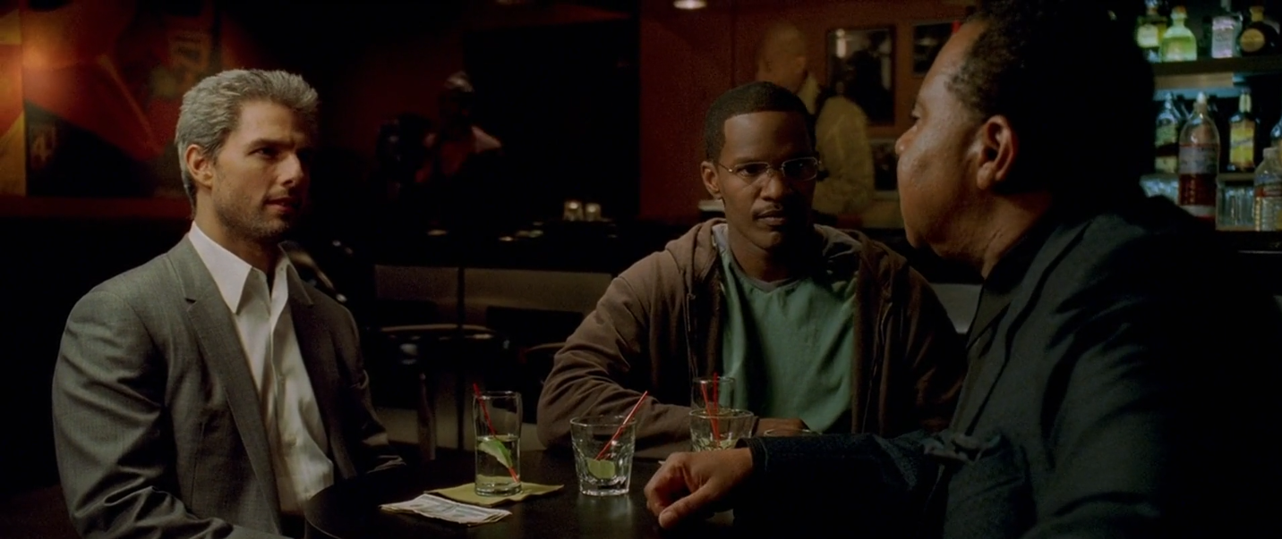 Vincent, Max discutent avec une future victime dans un bar