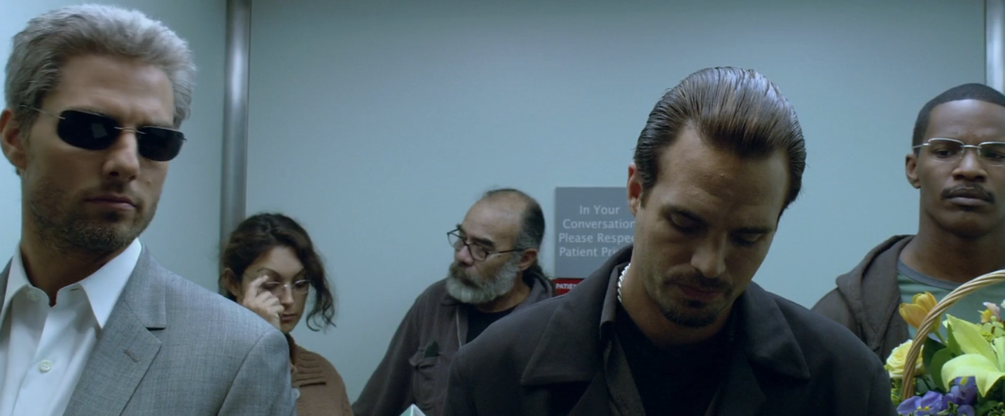 Vincent et Max dans un ascenseur avec un agent du FBI