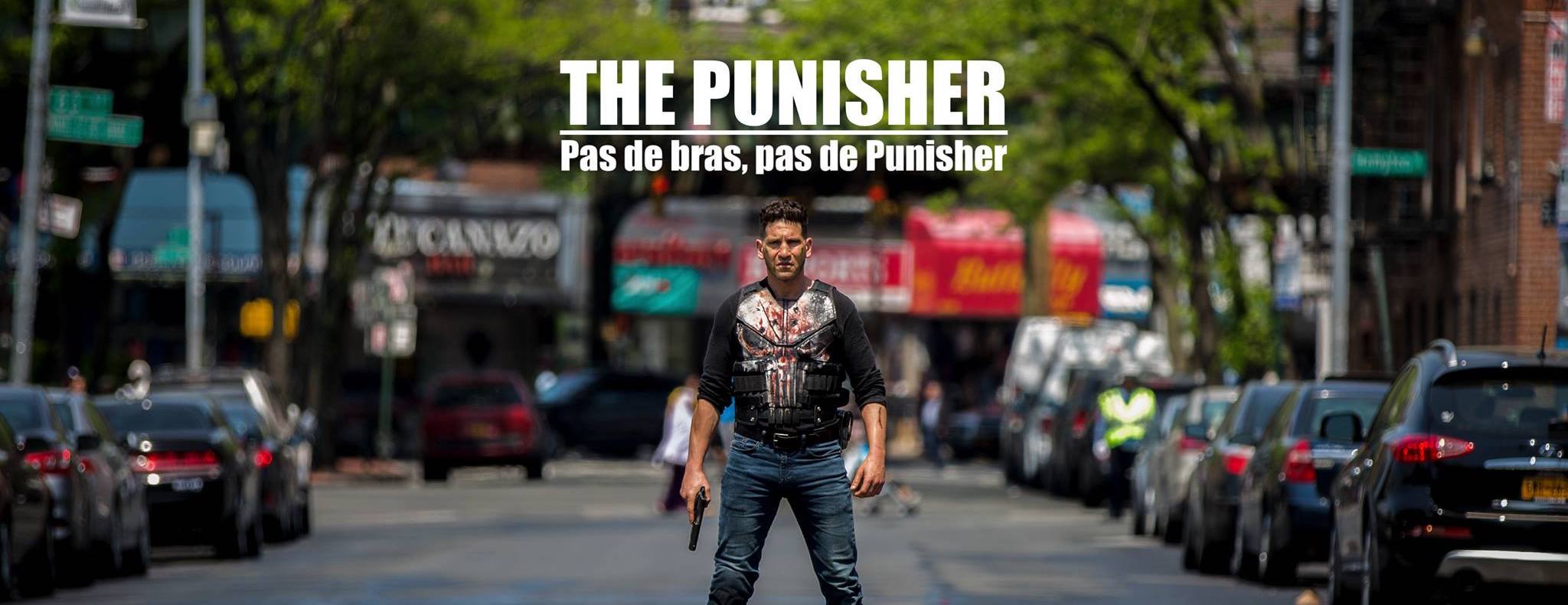 le Punisher se tenant au milieu de la rue