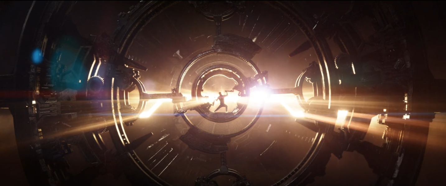 Thor tenant les portes d'un gigantesque mécanisme