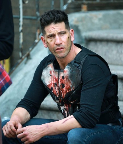 l'acteur Jon Bernthal attendant entre deux prises