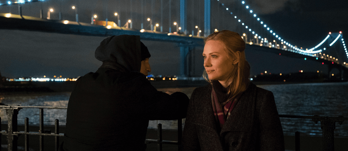 Frank Castle et Karen devant un pont à Mannhatan